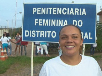Danila Alves deixou a Penitenciária Feminina do Distrito Federal na manhã deste sábado (9) (Foto: TV Globo/ Reprodução)