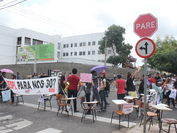 Alunos interditaram cruzamento e pararam trânsito na frente da Uespi (Foto: Gustavo Almeida/G1)
