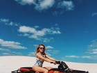 Gabi Lopes posa sexy de maiô em praia de Jericoacoara