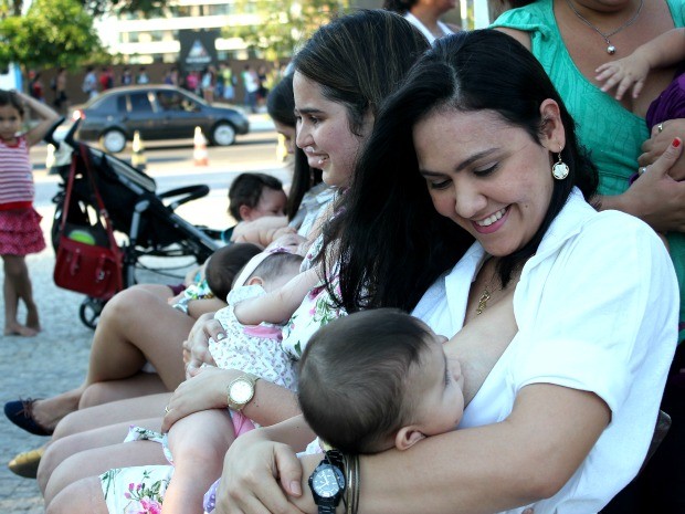 Mães amamentaram em público pela conscientização da amamentação (Foto: Marcos Dantas/ G1 AM)