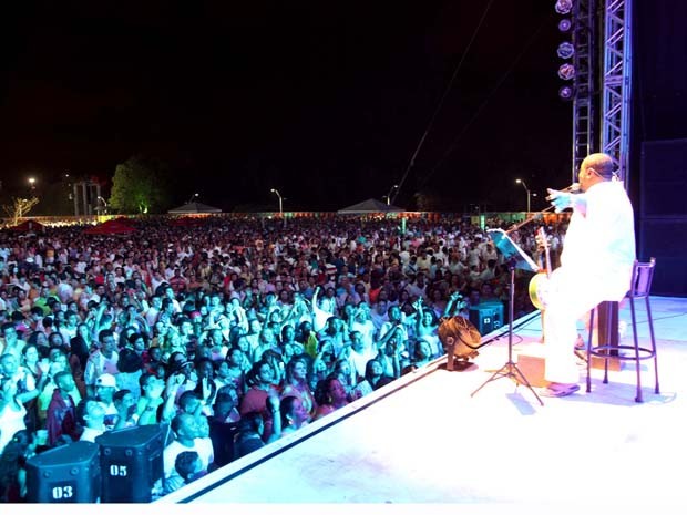 Multidão acompanha o show de Arlindo Cruz na Lagoa da Jansen, em São Luís (Foto: Divulgação)
