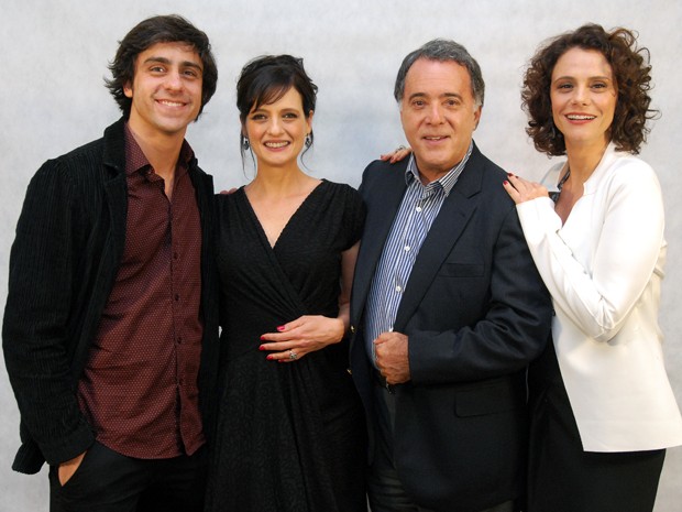 No lançamento da série, a atriz posou ao lado de Denise Fraga, Tony Ramos e Felipe Abib (Foto: TV Globo/Zé Paulo Cardeal)