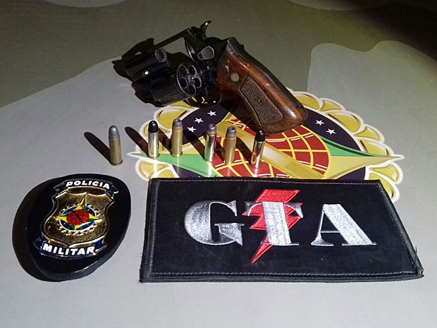 Revólver que teria sido usado em morte após discussão em bar no DF (Foto: Polícia Militar/Divulgação)