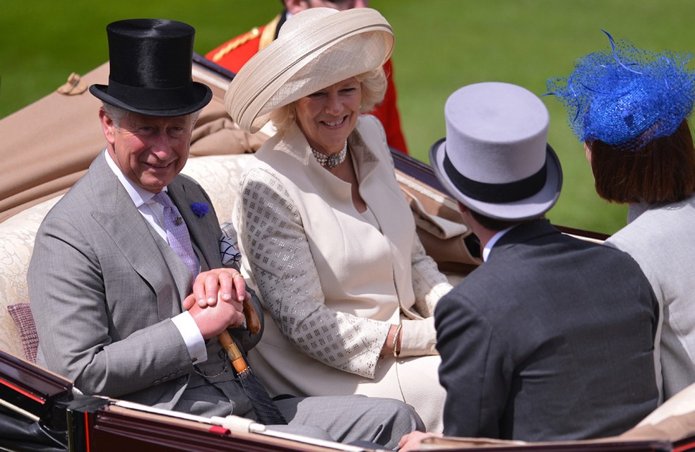 Príncipe Charles e sua esposa Camilla, em carruagem para o primeiro dia da Royal Ascot. (Foto: Carol Court/AFP)