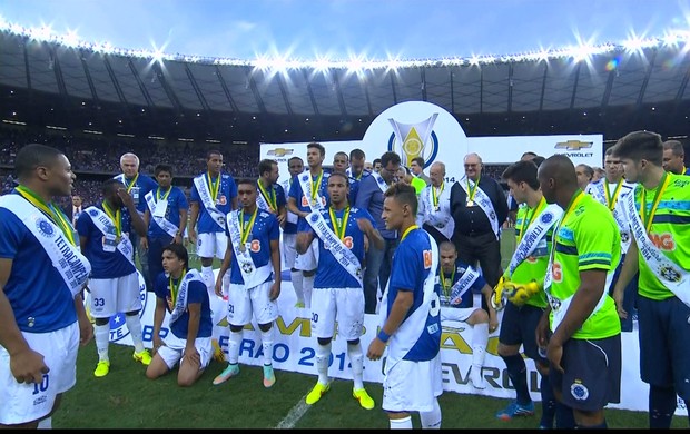 Alexandre Mattos e Gilvan Tavares comemoram título junto com os jogadores (Foto: Reprodução / TV Globo Minas)