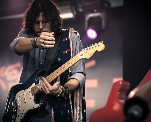 O guitarrista Gui Schwab estremece o palco com seus riffs (Foto: Fabiano Battaglin/ Gshow)