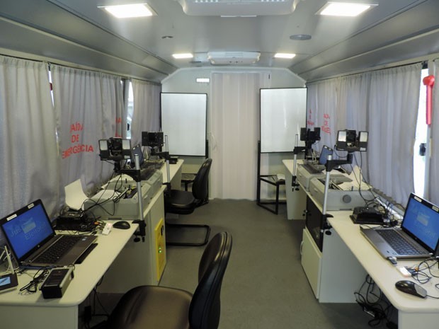 Interior de uma das unidades móveis, que conta com quatro kits para atendimento  (Foto: Débora Soares/G1)