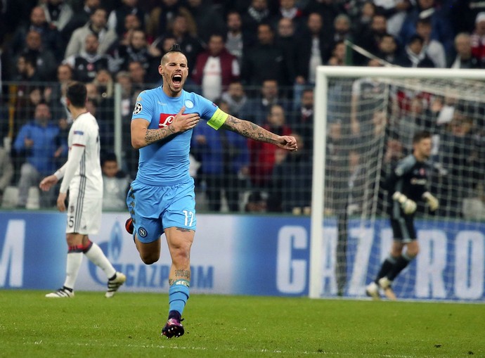 Hamsik comemora gol do Napoli sobre o Besiktas (Foto: AP)