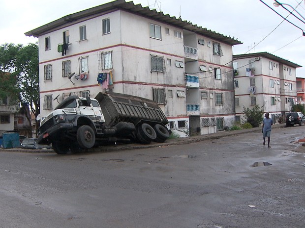 Caçamba atinge residência no bairro de Águas Claras, em Salvador (Foto: Imagens/Tv Bahia)