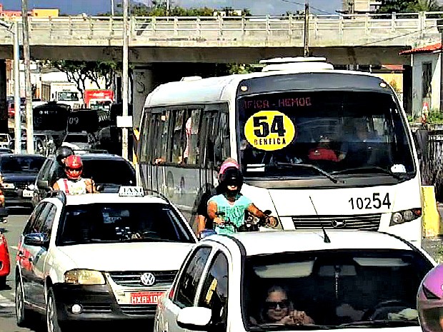 Vans, motos e táxis são opções para população durante a greve dos motoristas de ônibus. (Foto: Reprodução / TV Verdes Mares)