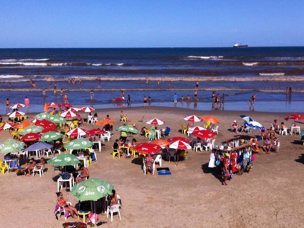 Mar tem coloração escura em Tramandaí (Foto: Giulia Perachi/RBS TV)