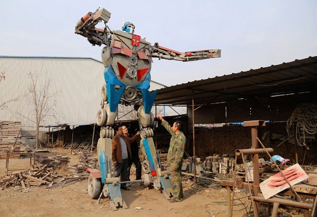 Yao Fuxing construiu com sucata réplica do personagem Optimus Prime (Foto: China Daily/Reuters)