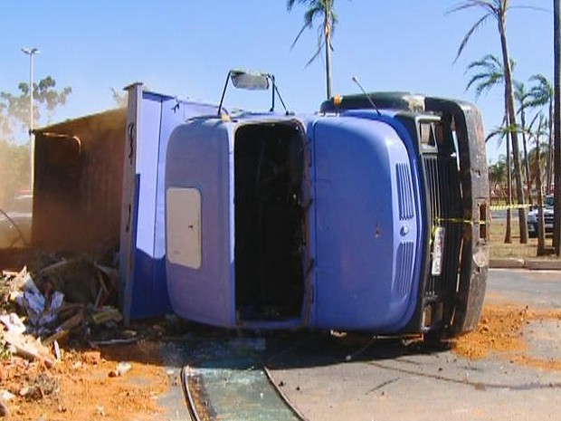 Caminhão tomba no balão de entrada da Estrutural, no Distrito Federal (Foto: Reprodução/TV Globo)