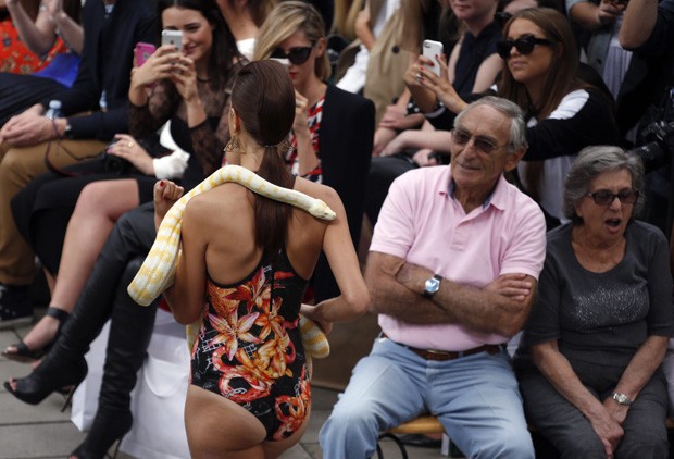 Desfile com convidado curioso ocorreu durante um dos cinco dias do Australian Fashion Week Foto David GrayReuters