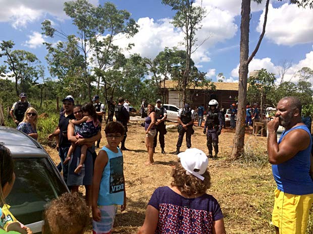 Moradores e policiais durante ação de derrubada no Taquari, no DF (Foto: Jamile Racanicci/G1)