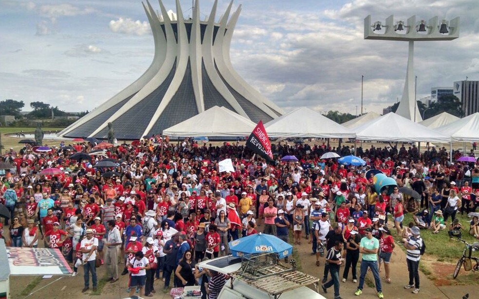 Professores do DF reunidos no dia em que decidiram terminar a greve, que durou 29 dias (Foto: Marília Marques/G1)