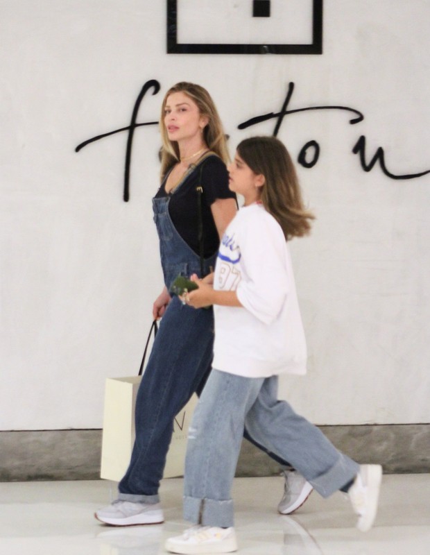 Grazi Massafera e Sofia curtem passeio no shopping (Foto: Adão/AgNews)