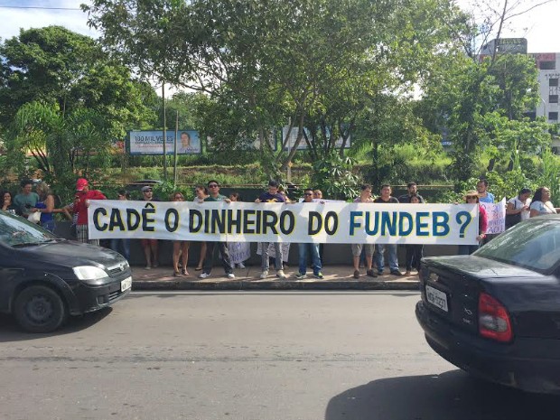 Grupo diz que repasse do Fundeb não estaria refletindo nos salários dos professores (Foto: Diego Toledano/G1 AM)
