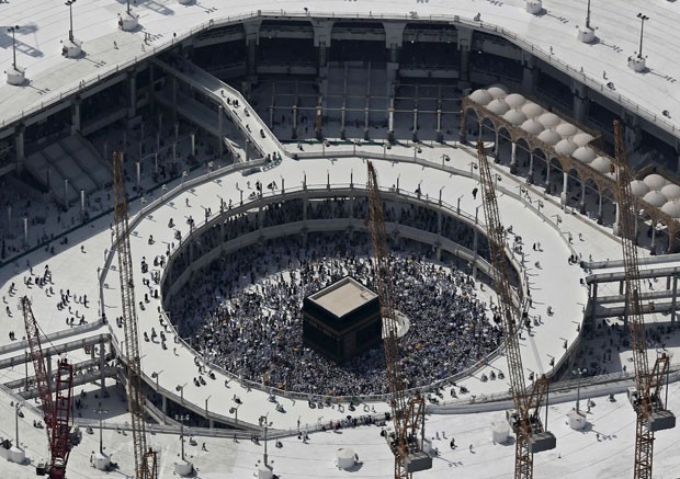 Vista aérea mostra a Grande Mesquita de Meca nesta sexta-feira (25), segundo dia do ritual do Eid al-Adha, um dia após um tumulto que deixou mais de 700 mortos na cidade sagrada (Foto: Ahmad Masood/Reuters)