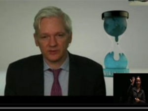 Julain Assange, em videoconferência (Foto: Reprodução)
