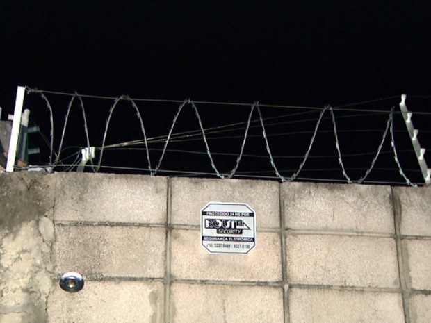 Suspeito levou choque ao tentar pular muro de empresa em Campinas (Foto: Reprodução/EPTV)