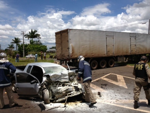 Caminhão cruzava a rodovia e foi atingido pelo automóvel, que estava indo de Rolândia a Londrina, no norte do Paraná (Foto: Alberto D'Angele / RPC TV)