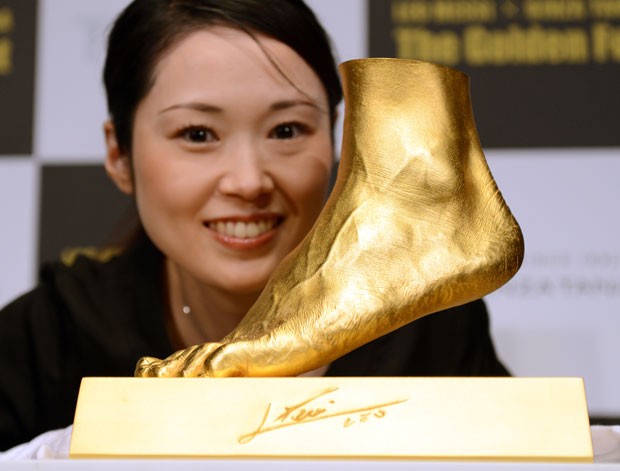 Joalheria de Tóquio fez réplica de ouro do pé esquerdo do jogador argentino Lionel Messi (Foto: Toshifumi Kitamura/AFP)