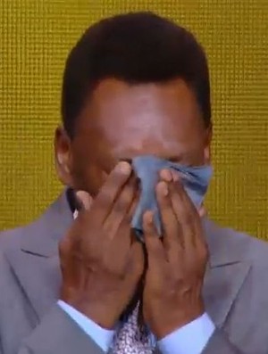 Pelé chorando com a Bola de Ouro (Foto: Reprodução)