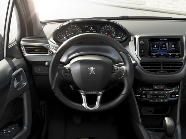 Peugeot 208 tem volante pequeno e tela sensível ao toque (Foto: Divulgação)