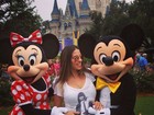 Grávida, namorada de Henri Castelli se diverte na Disney e exibe barrigão