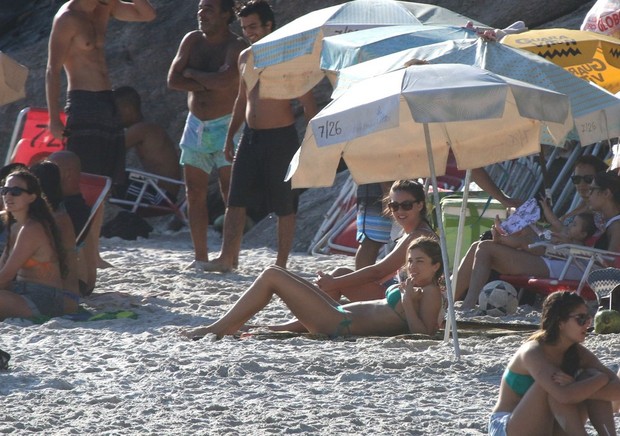 Grazi Massafera em praia no Rio (Foto: Delson Silva e Marcus Pavao / AgNews)