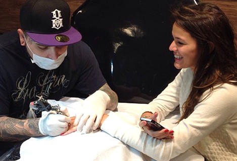 Bruna Marquezine retoca tattoo, se empolga e faz outra no tornozelo (Reprodução / Facebook)