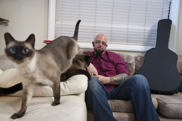 Jackson Galaxy afirmou que ir visitar o gato 'Lux' para estrelar um episdio do programa 'My cat from Hell' (Foto: John Chapple, Animal Planet/AP)