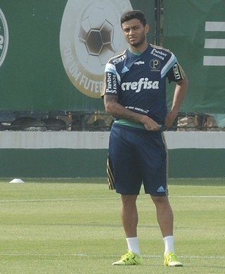 Cleiton Xavier treina com bola e se coloca à disposição no Palmeiras