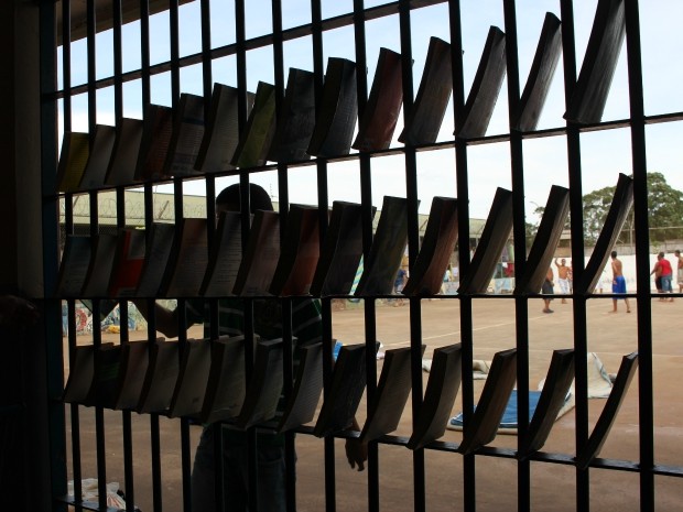 Grades viram 'estantes' para livros em presídio de Campo Grande (Foto: Gabriela Pavão/ G1 MS)