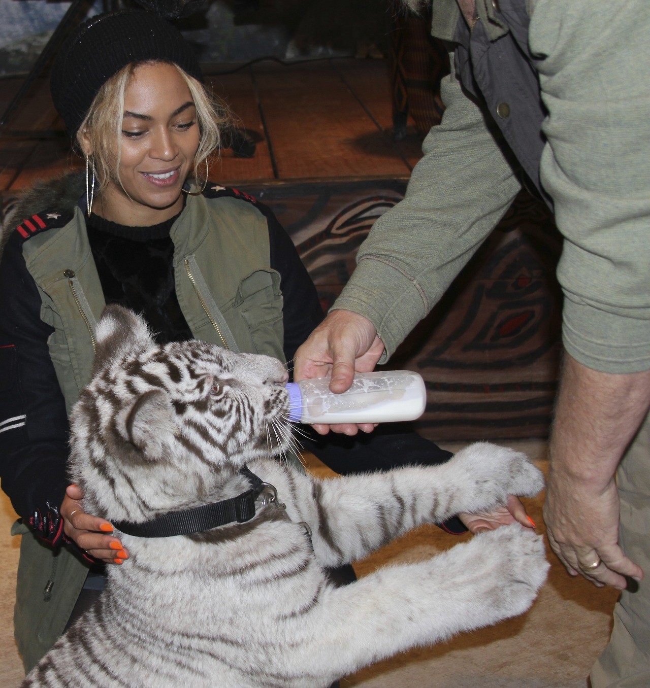 Beyoncé com tigre branco (Foto: Reprodução /  Site Oficial)