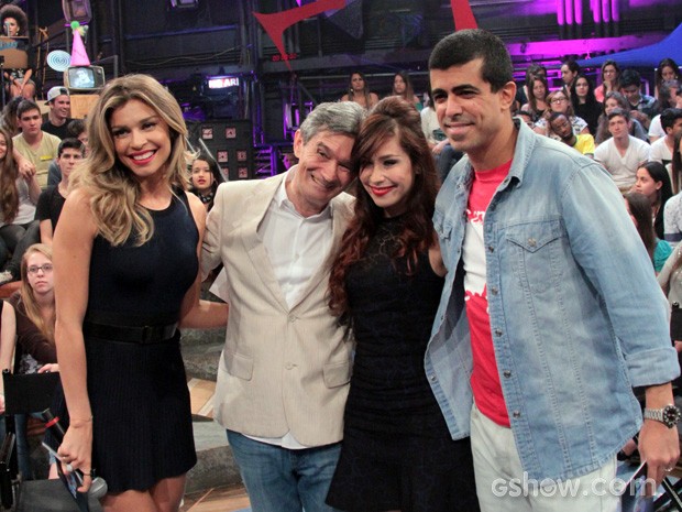 Grazi Massafera, Pitty e Marcius Melhem posam com o aniversariante (Foto: TV Globo/Altas Horas) Grazi Massafera, Pitty e Marcius Melhem posam com o aniversariante (Foto: TV Globo/Altas Horas)