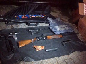 Armas, munições, cigarros e colete balístico apreendidos na casa do suspeito (Foto: Douglas Pires / G1)
