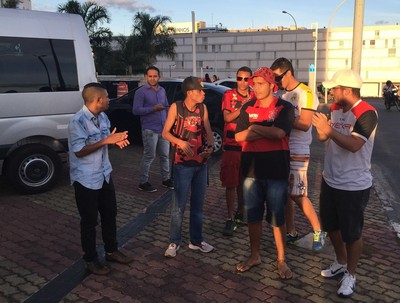 Torcedores do Flamengo protestaram em frente ao hotel (Foto: Lucas Magalhães/GloboEsporte.com) Torcedores do Flamengo protestaram em frente ao hotel (Foto: Lucas Magalhães/GloboEsporte.com)