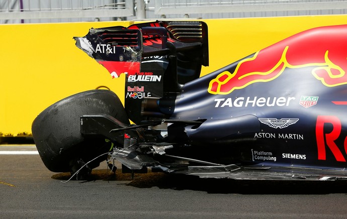 Daniel Ricciardo bate em Baku, no Azerbaijão (Foto: F1)