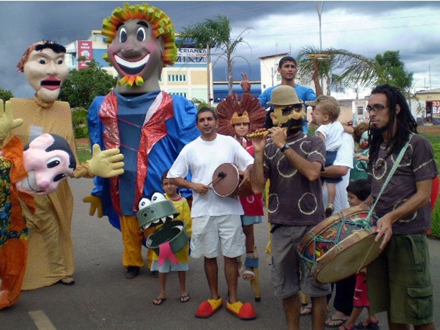 Integrantes do cortejo do 3º Festival de Teatro de Bonecos do Gama (Foto: Divulgação) Integrantes do cortejo do 3º Festival de Teatro de Bonecos do Gama (Foto: Divulgação)