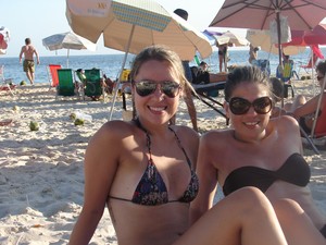 As gaúchas Angelita e Ana Paula vieram aproveitar a praia e o carnaval (Foto: Marcelo Elizardo/ G1)