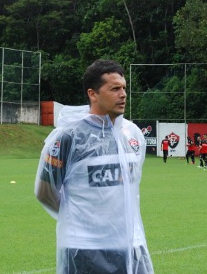 Claudinei Oliveira, técnico, treino do Vitória (Foto: Divulgação / EC Vitória)