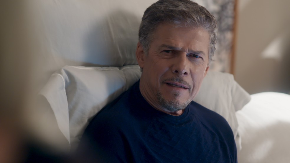 A diversão de Tião é humilhar Mág de todas as formas possíveis! Dessa vez, ele se recusa a dormir com a esposa e fala mal da atitude dela (Foto: TV Globo)