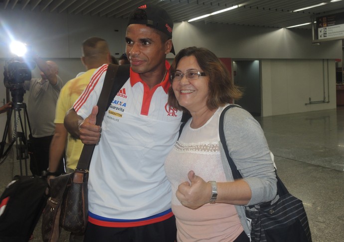 Almir, desembarque Flamengo (Foto: Sofia Miranda)