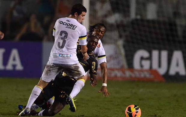 Lateral Mena, Santos, contra o Botafogo (Foto: Ricardo Saibun / Divulgação Santos FC)