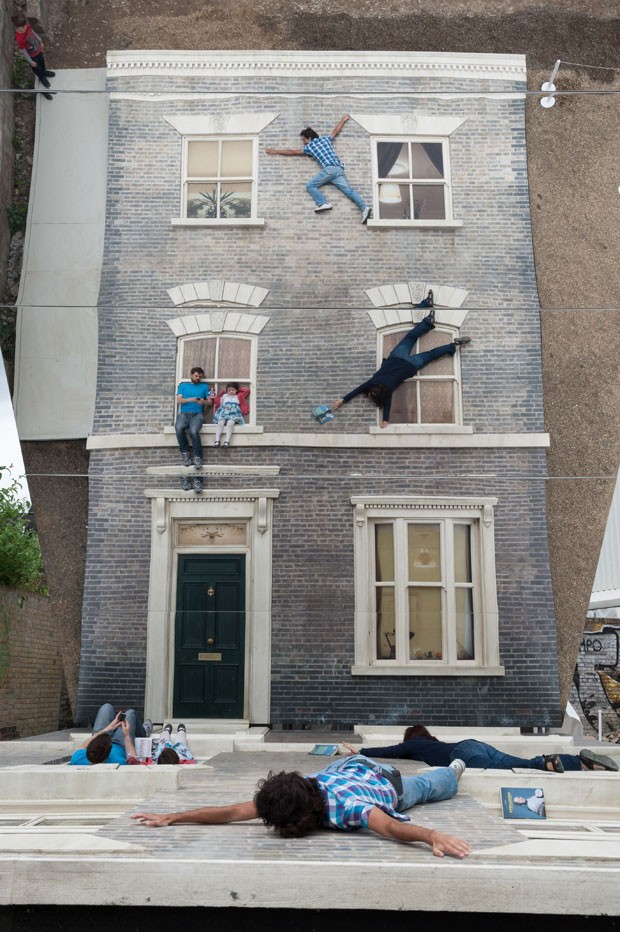 A Dalston House, instalação em Londres que imita uma casa vitoriana e cria ilusão de ótica (Foto: Gar Powell-Evans/Barbican Art Gallery)