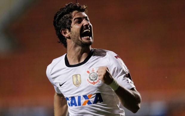 Alexandre Pato comemora gol do Corinthians sobre o Millonarios (Foto: Reuters)