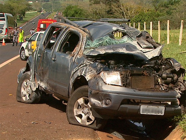 Caminhonete ficou destruída após ser atingida por BMW, bater em placa e capotar (Foto: Maurício Glauco/EPTV)
