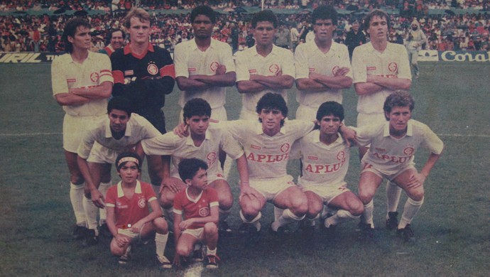 Heyder (o primeiro jogador agachado da esquerda para a direita) teve passagem pelo Inter de 1987 a 1989 (Foto: Divulgação/Arquivo pessoal)